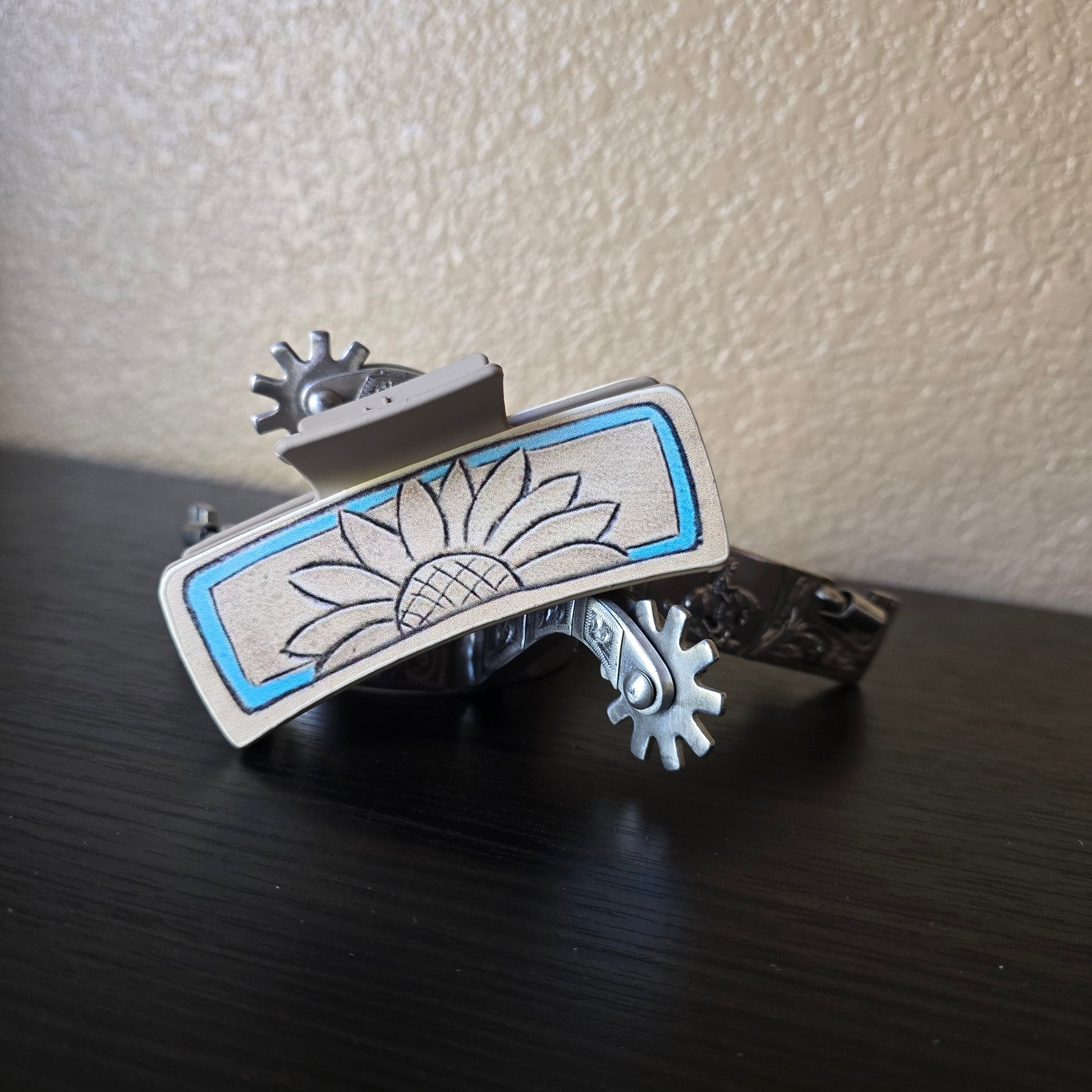 Flower w/ blue border hair claw clip