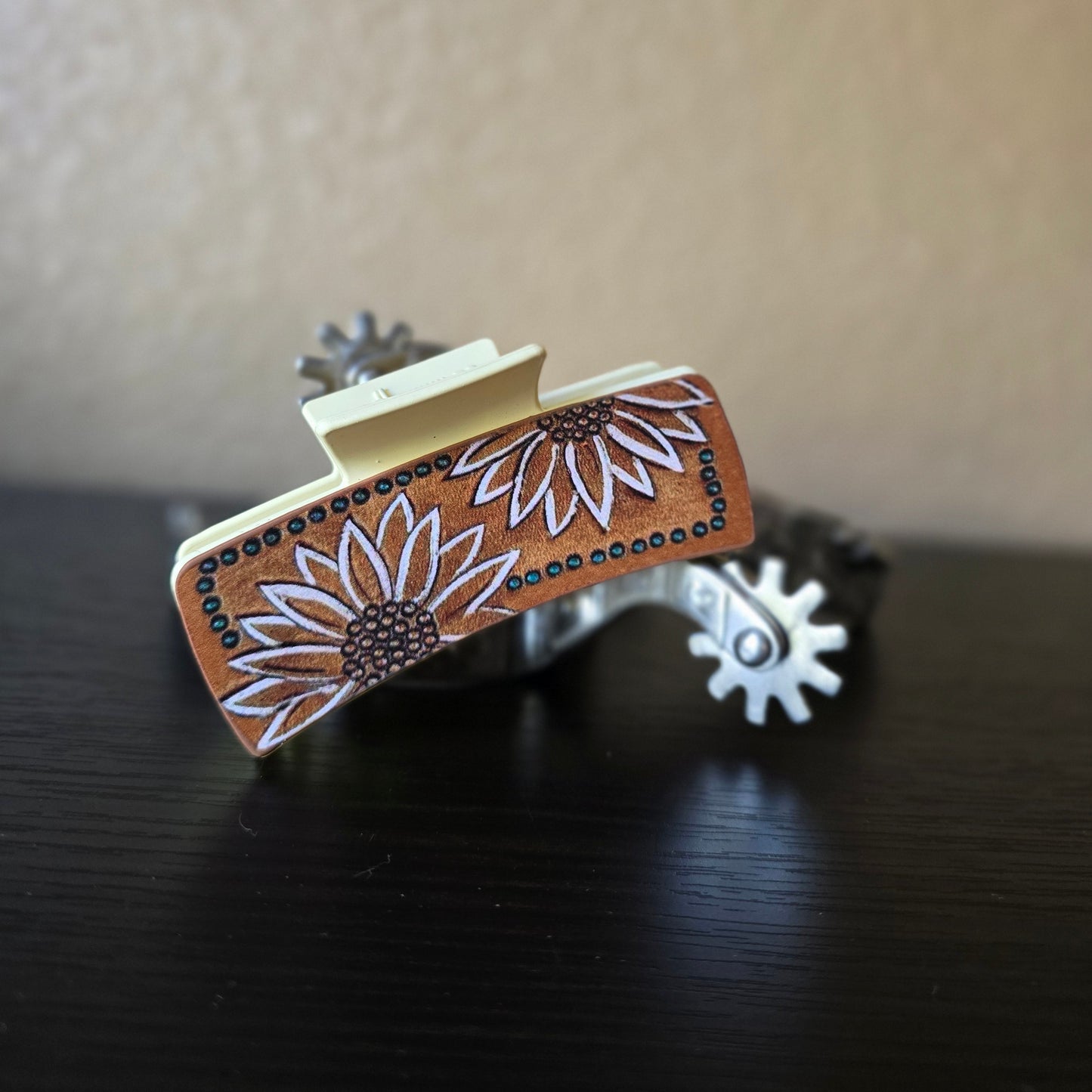 White flower w/ bead print border hair claw clip