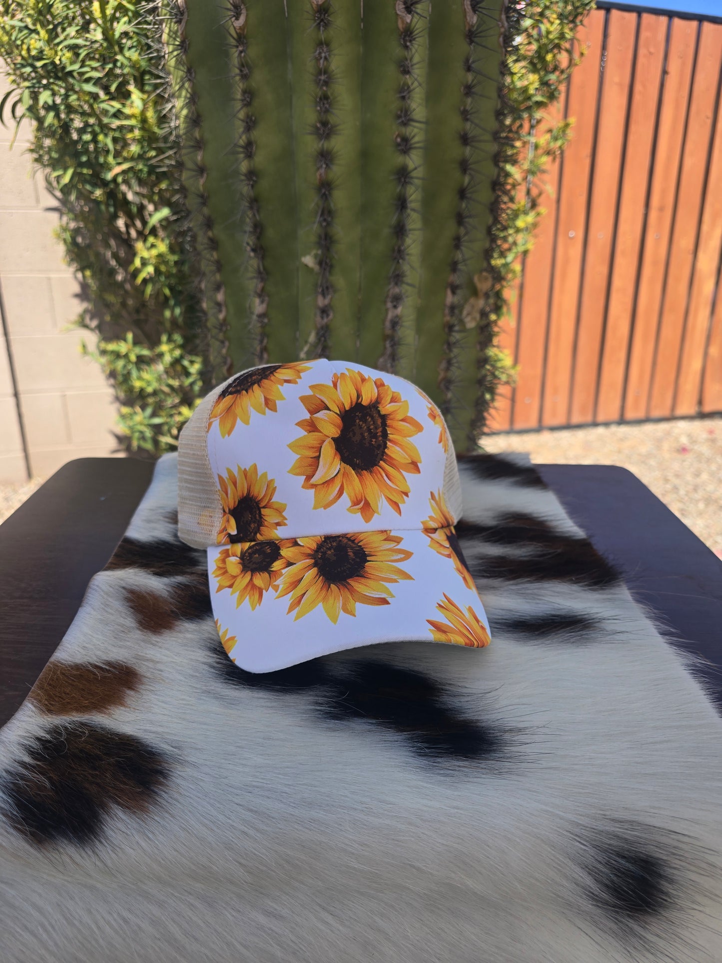 Women's high ponytail ball cap white with yellow sunflowers